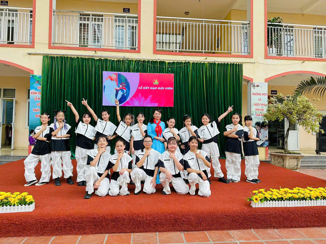 Nhân dịp Kỷ niệm 135 năm Ngày sinh nhật Bác (19/5/1890 - 19/5/2025). Liên đội trường Tiểu học Phú Lương I đã tổ chức Lễ kết nạp Đội viên năm học 2024-2025 cho các em nhi đồng khối 3-4-5 tại tại trường.